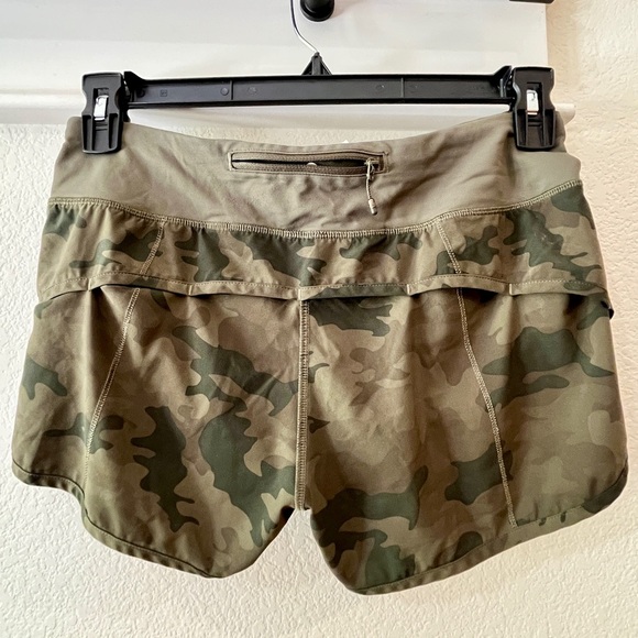 Lululemon army green camouflage shorts- size 6 - Picture 2 of 3